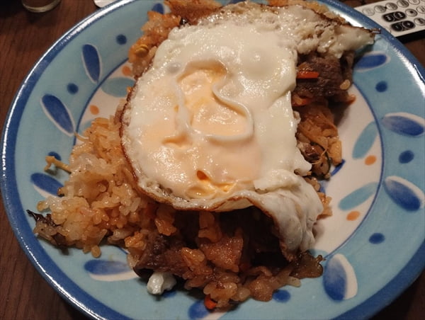 目玉焼きが乗った石焼きビビンバ